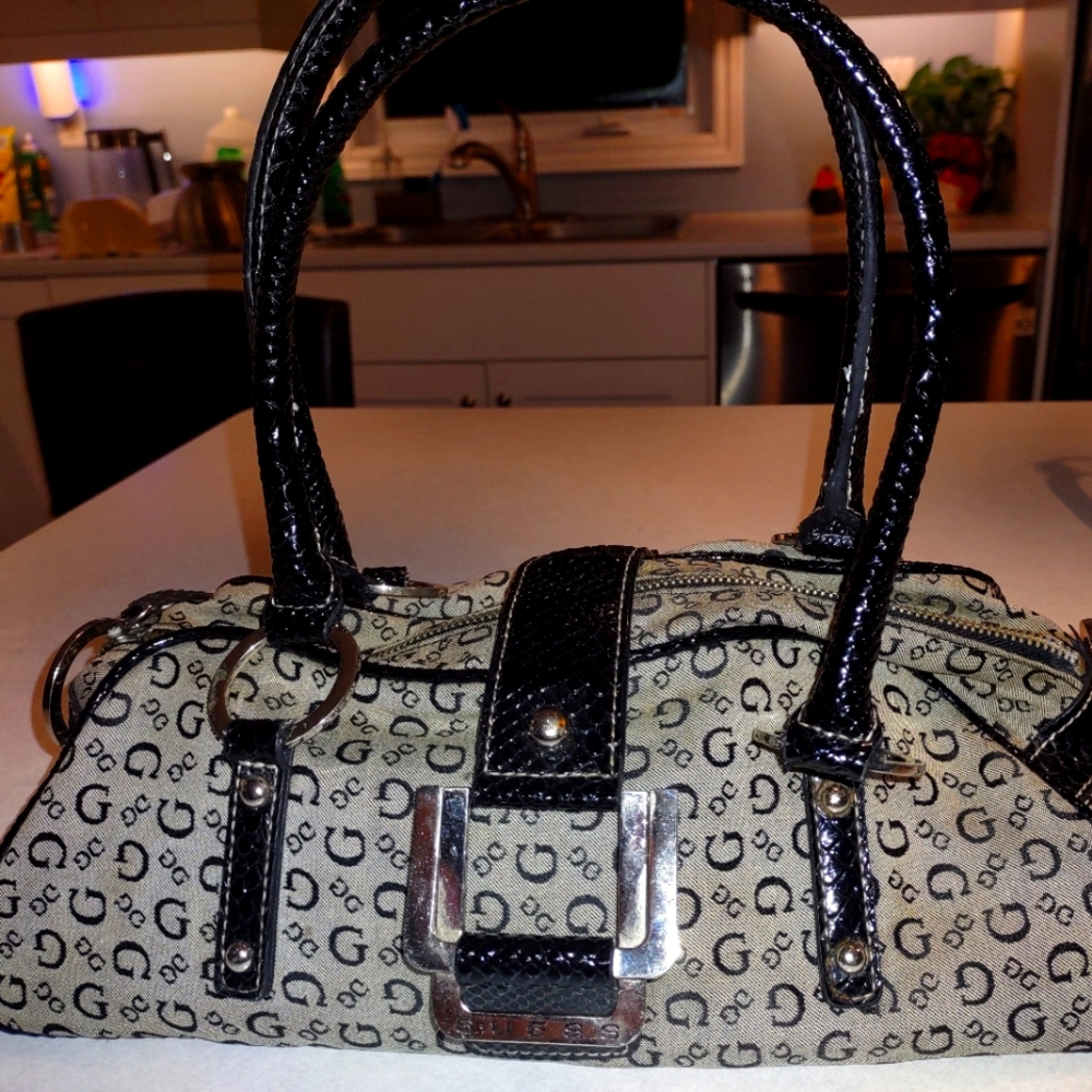 Vintage Guess purse, med size